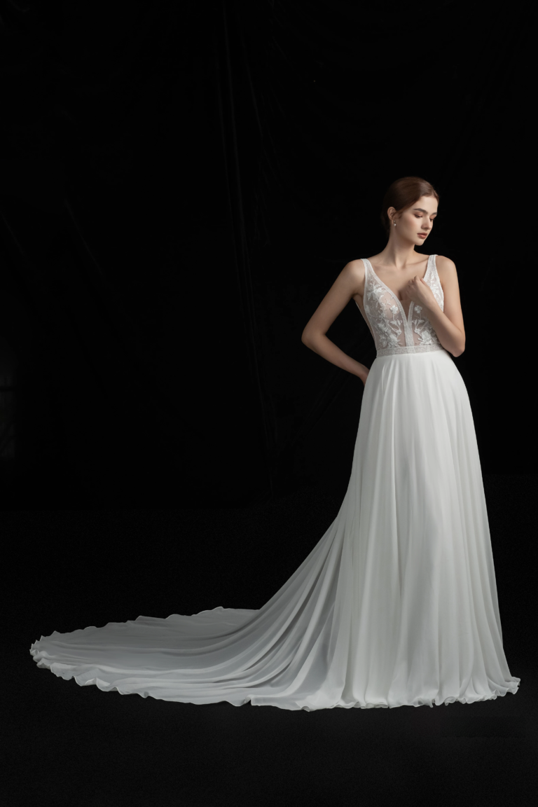 Lace wedding dress or silk wedding dress, which is more suitable for the wedding?